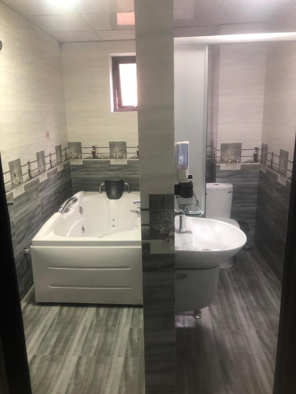 Thu Ha Hotel Uong Bi Екстер'єр фото