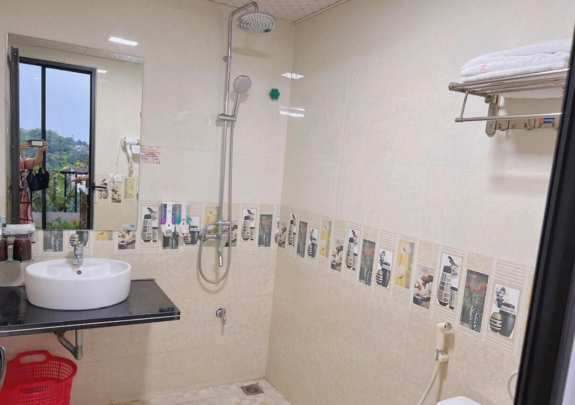 Thu Ha Hotel Uong Bi Екстер'єр фото